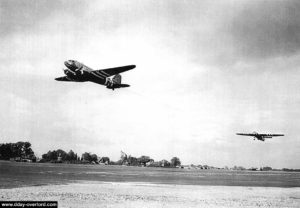 Décollage d'un C-47 remorquant un planeur Horsa. Photo : US National Archives