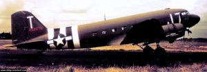 C-47 serial 4-292879 du 303rd TCS/442d TCG sur l'aérodrome RAF Fulbeck lors des préparations de l'opération Overlord. Photo : US National Archives