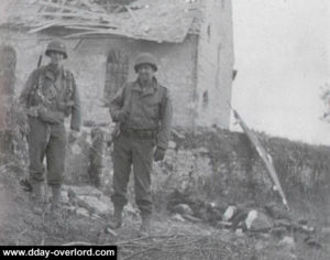 Deux paras de la 82nd Airborne devant l'église de Cauquigny. Photo : US National Archives