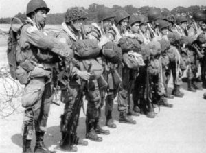 Rassemblement des parachutistes de la 82nd Airborne avant embarquement dans les avions de transport. Photo : US National Archives