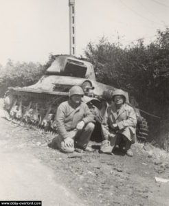 Des paras inspectent les chars français détruits et abandonnés sur la chaussée de La Fière. Photo : US National Archives