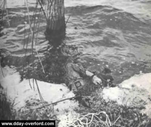 Un parachutiste de la 82nd Airborne Division s'est noyé par moins d'un mètre d'eau, emmêlé dans ses suspentes. Photo : US National Archives