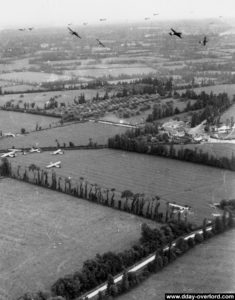 Les C-47 larguent les planeurs de la mission Elmira le Jour J. Photo : US National Archives