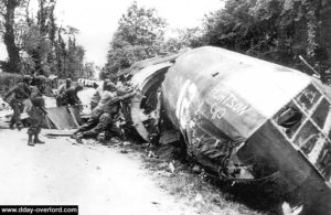 Les paras déplacent une carcasse de planeur Horsa pour dégager la route. Photo : US National Archives