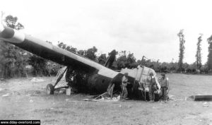 Vestige d'un planeur Horsa inspecté par des parachutistes de la 82nd Airborne Division. Photo : US National Archives