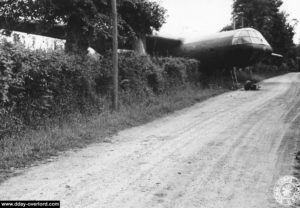 Ce planeur Horsa s'est heurté à une haie bordant la D15 menant à Ravenoville. Photo : US National Archives