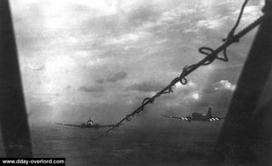 Vue des C-47 et le câble remorquant les planeurs. Photo : US National Archives