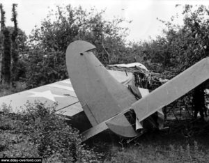 Planeur Waco ayant heurté une haie lors de son atterrissage. Photo : US National Archives