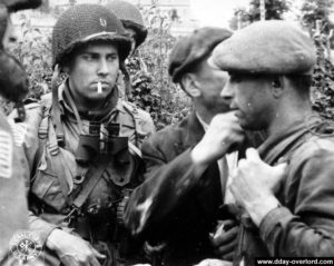 Le capitaine Kenneth Johnson de la HQ Co du 508th PIR, interroge les civils à Ravenoville. Photo : US National Archives