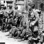 Photos of the 82nd Airborne Division during the Battle of Normandy 27 Le stick du capitaine Johnson effectue une rapide pause à Ravenoville. Photo : US National Archives