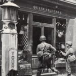 Photos of the 82nd Airborne Division during the Battle of Normandy 31 Deux paras du 505th PIR inspectent la quincaillerie Lemenicier, rue de Carentan à Sainte-Mère-Eglise. Photo : US National Archives