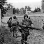 Photos of the 82nd Airborne Division during the Battle of Normandy 24 Le même stick du 508th PIR aux abords de l'église de Saint-Marcouf. Photo : US National Archives