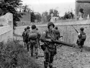 Le même stick du 508th PIR aux abords de l'église de Saint-Marcouf. Photo : US National Archives