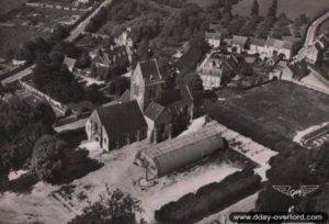 Carte postale de la place de l'église après la libération de Sainte-Mère-Eglise. Photo : DR