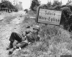 Le Private Elmer Habbs de la 82nd Airborne Division est chargé de surveiller l'entrée de Sainte-Mère-Eglise. Photo : US National Archives