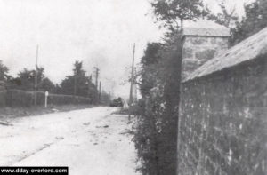 Deux véhicules allemands détruits à l'entrée nord de Sainte-Mère-Eglise. Photo : US National Archives
