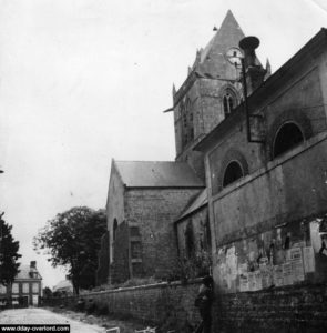 Le 6 juin 1944, une patrouille au pied du clocher de Sainte-Mère-Eglise recherche des tireurs isolés allemands. Photo : US National Archives