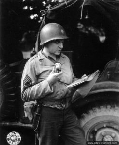 28 juin 1944 : le Master Sergeant Max Oppenheiwer, du 7ème Corps annonce la reddition de la garnison de Cherbourg. Photo : US National Archives