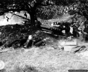 28 juin 1944 : tir d’un 155 mm Howitzer M1 dans le secteur de Cherbourg. Photo : US National Archives
