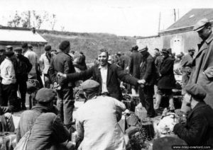 28 juin 1944 : des travailleurs forcés soviétiques fêtent l’arrivée des Américains à Cherbourg. Photo : US National Archives