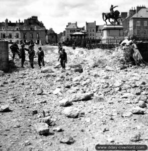 29 juin 1944 : les sapeurs du 342nd Engineer General Service Regiment détruisent le mur antichar sur la place Napoléon à Cherbourg. Photo : US National Archives