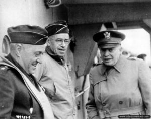 Le 8 juin 1944 à bord de l'USS Augusta : de gauche à droite Keen, Bradley, Eisenhower au large d'Omaha. Photo : US National Archives
