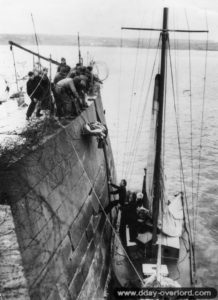 29 juin 1944 : le le capitaine de frégate Herman Witt est évacué à bord d’un voilier à Cherbourg. Photo : US National Archives