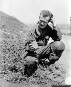 Un sapeur vient de désarmer une S-Mine allemande à Vierville-sur-Mer. Photo : US National Archives