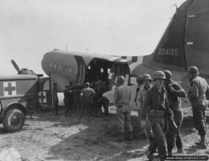 Un C-47 évacue des blessés depuis l'aérodrome ALG A-21 de Saint-Laurent. Photo : US National Archives