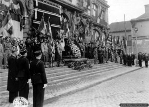 29 octobre 1944 : cérémonie devant le théâtre de la ville, rue des Tribunaux à Cherbourg. Photo : US National Archives