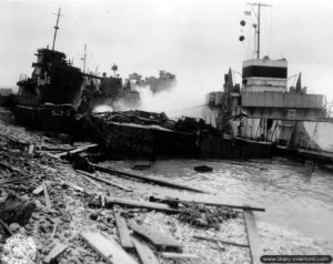 Dégâts de la tempête du 19 au 21 juin 1944. Le LCT(CB)-2337 et le LCT-199 échoués sur la côte. Photo : US National Archives