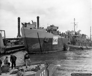 16 juin 1944 : le LST 543 et la remorque ST 760 accoste le ponton Whale et débarque sa précieuse cargaison. Photo : US National Archives