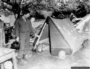 30 juillet 1944 : le T-4 J.A. Danz Jr. de la 787th Eng. Pet Dist Company dans le bivouac de l’unité composé de tentes canadiennes, dans le secteur de Cherbourg. Photo : US National Archives
