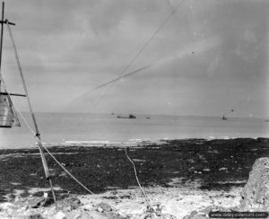 A Port-en-Bessin, tuyaux reliant un tanker et deux vannes de pour l'alimentation en carburant, dans le cadre du programme PLUTO. Photo : US National Archives