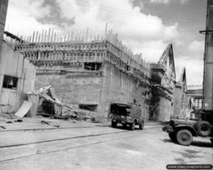 30 juin 1944 : un bâtiment dans l’arsenal de Cherbourg en cours de construction par les Allemands. Photo : US National Archives