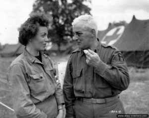 Un aumônier discute avec une médecin au 13th Field Hospital de Saint-Laurent-sur-Mer à Omaha Beach. Photo : US National Archives