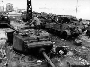 4 novembre 1944 : des chars Sherman (dont un Recovery M32 de dépannage) sur la base aéronavale de Chantereyne à Cherbourg. Photo : US National Archives