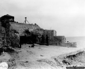 La casemate à double embrasure du Wn 72 à Vierville-sur-Mer, Omaha Beach. Photo : US National Archives