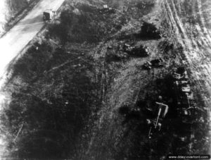 22 août 1944 : vue aérienne de véhicules allemands détruits dans le réduit de Chambois. Photo : US National Archives