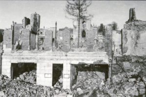 A Lisieux en 1944, les ruines des toilettes publiques dans la rue Pont-Mortain, après les bombardements alliés. Photo : DR