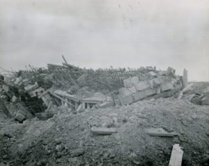 Abri bétonné en cours de construction à la Pointe du Hoc au moment du débarquement. Photo : US National Archives