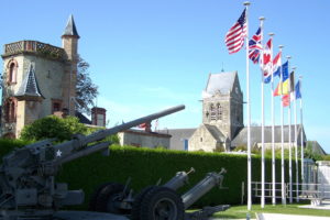 Vue de l'église Notre-Dame de Sainte-Mère-Eglise depuis l'intérieur de l'Airborne Museum (2010). Photo : Vincent20666