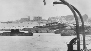 Vestiges du port artificiel Mulberry B sur la plage d'Asnelles après la guerre.