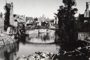 Au milieu des décombres de Lisieux après les bombardements de 1944 se dresse la basilique Sainte-Thérèse. Photo : DR