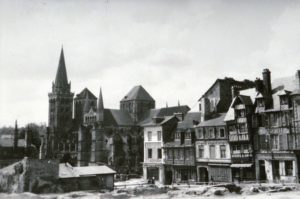 Quelques bâtiments tiennent encore debout aux abords de la cathédrale Saint-Pierre à Lisieux après les bombardements de juin 1944. Photo : DR