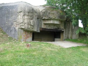 Casemate modèle R650 de la batterie d'Azeville codée Stp 133. Elle abritait un canon de 105 mm K331. Photo (2016) : D-Day Overlord