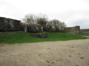 Poste de direction des tirs et casemate de tir type R683 de la batterie de Crisbecq, abritant un canon de 210 mm. Photo (2012) : Xfigpower