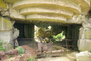 Casemate modèle M272 de Longues-sur-Mer, codée MKB Longues – Wn 48. Elle abritait un canon de 150 mm TK C/36 mais a été détruite par la marine alliée. Photo (2009) : Duch Seb