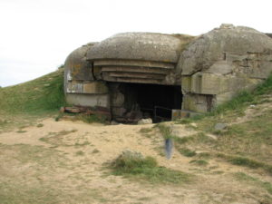 Casemate modèle M272 de Longues-sur-Mer, codée MKB Longues – Wn 48. Elle abritait un canon de 150 mm TK C/36 mais a été détruite par la marine alliée. Photo (2009) : TCY