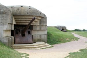 Batterie de Longues-sur-Mer, codée MKB Longues – Wn 48. Les casemates abritent un canon de 150 mm TK C/36. Photo (2007) : D-Day Overlord